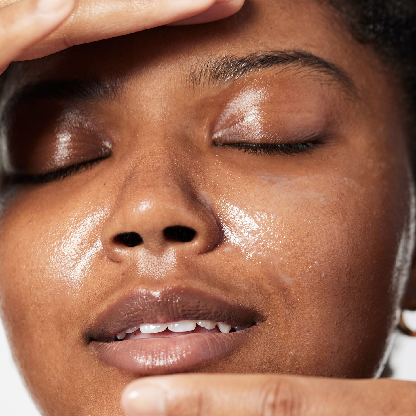 holy-hydration-makeup-melting-cleansing-balm-j9 040822_Model_HH-Cleansingbalm_044_RT2-V1_IGF_6a40ae53-ccc2-4a83-9d08-7c99f2dc2b4b.jpg