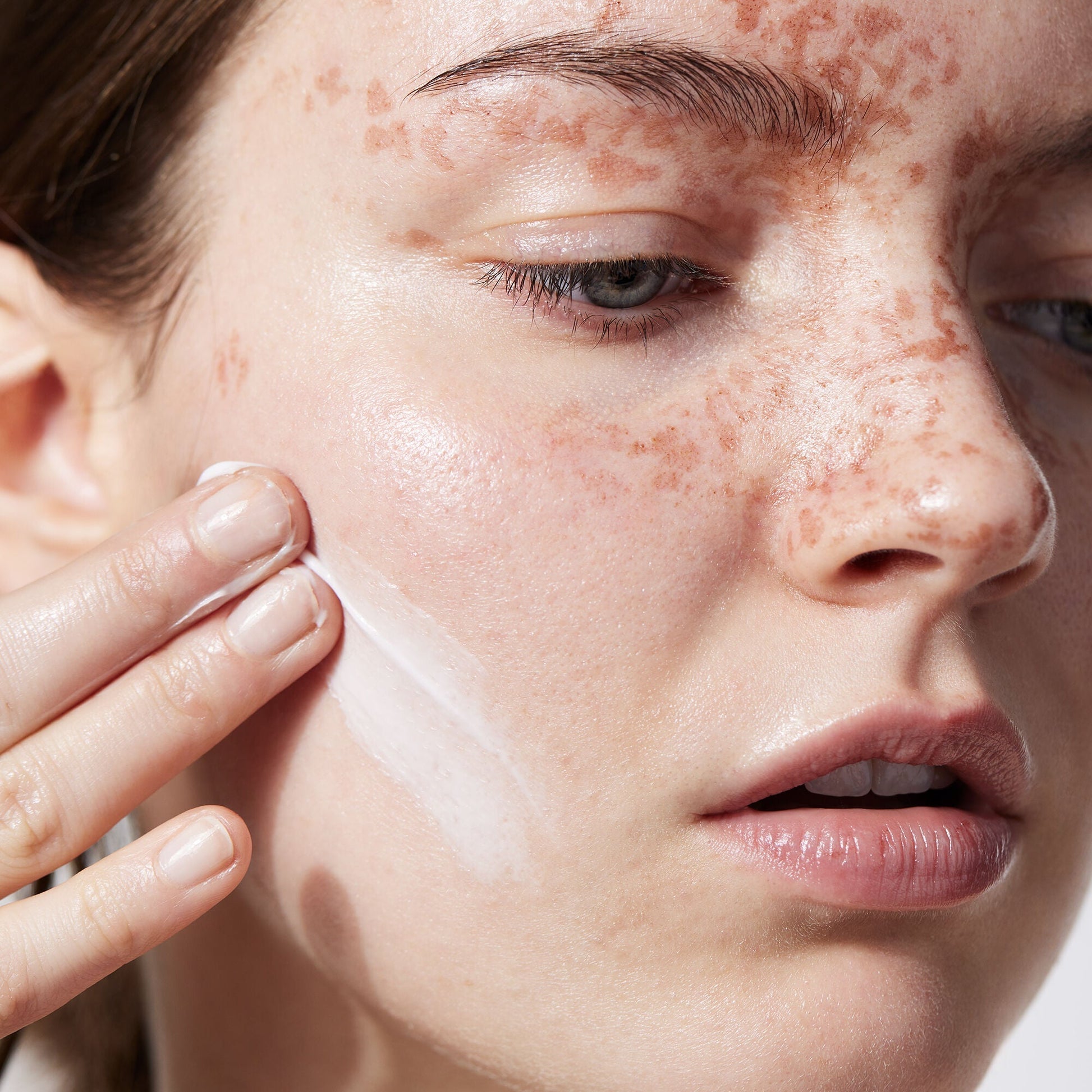 holy-hydration-face-cream-w5 040822_Model_HH-FaceCream_091_RT2-V1_IGF_38740f4c-997d-4161-a3bd-3457855e993f.jpg