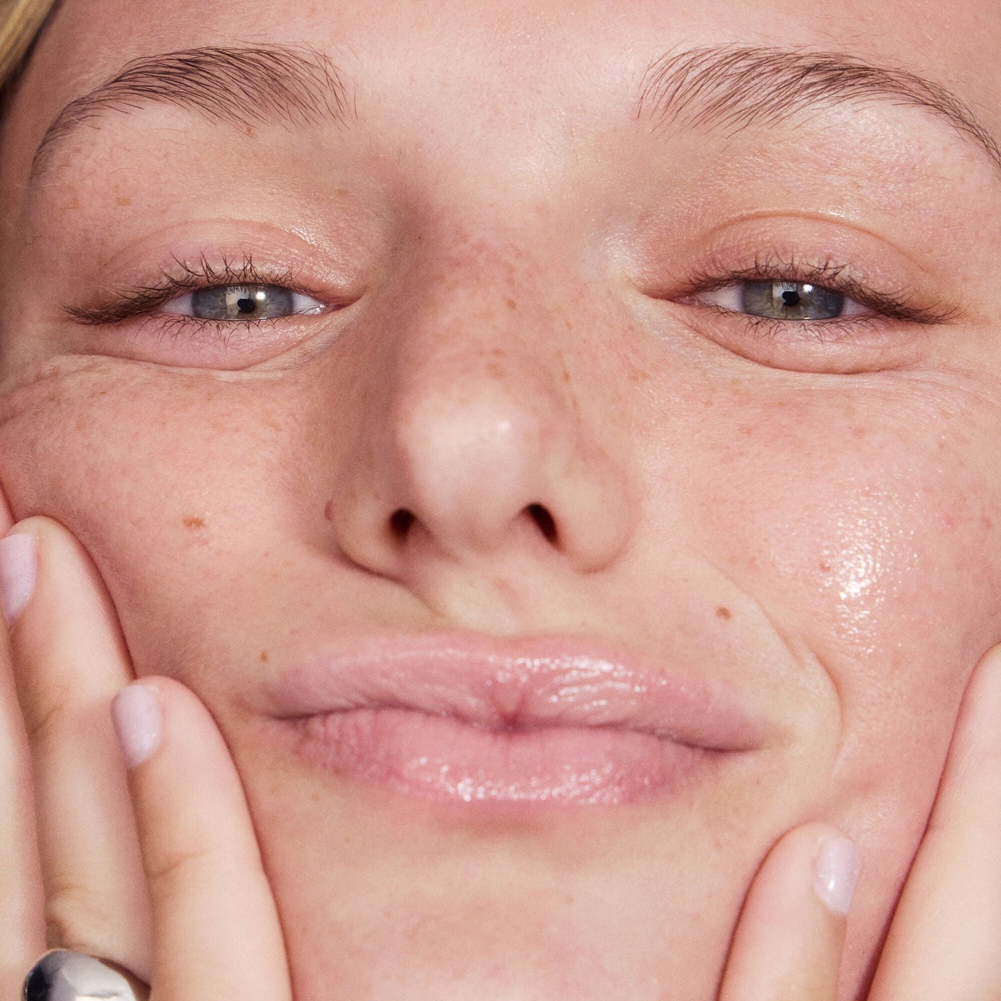 thirst-burst-pore-fecting-toner-s5 042125_SKIN_TBT_Madison_ModelApp_1086_RGB_IGF_b893cbea-7625-4cea-af34-1676ebd285ed.jpg