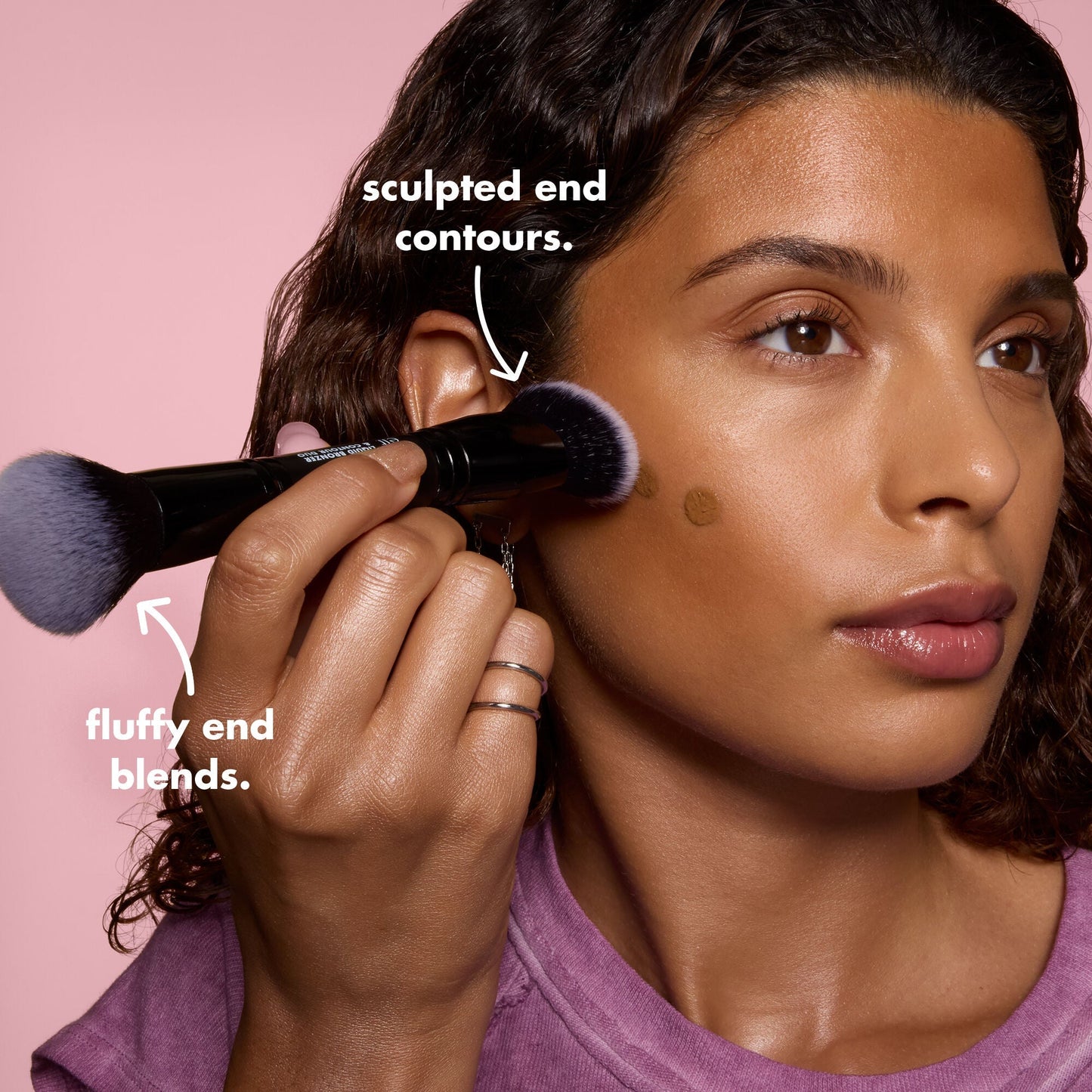 liquid-bronzer-and-contour-duo-brush-s0 0426_EDU_LiquidBronzer_ContourDuoBrush_BenefitModel.jpg