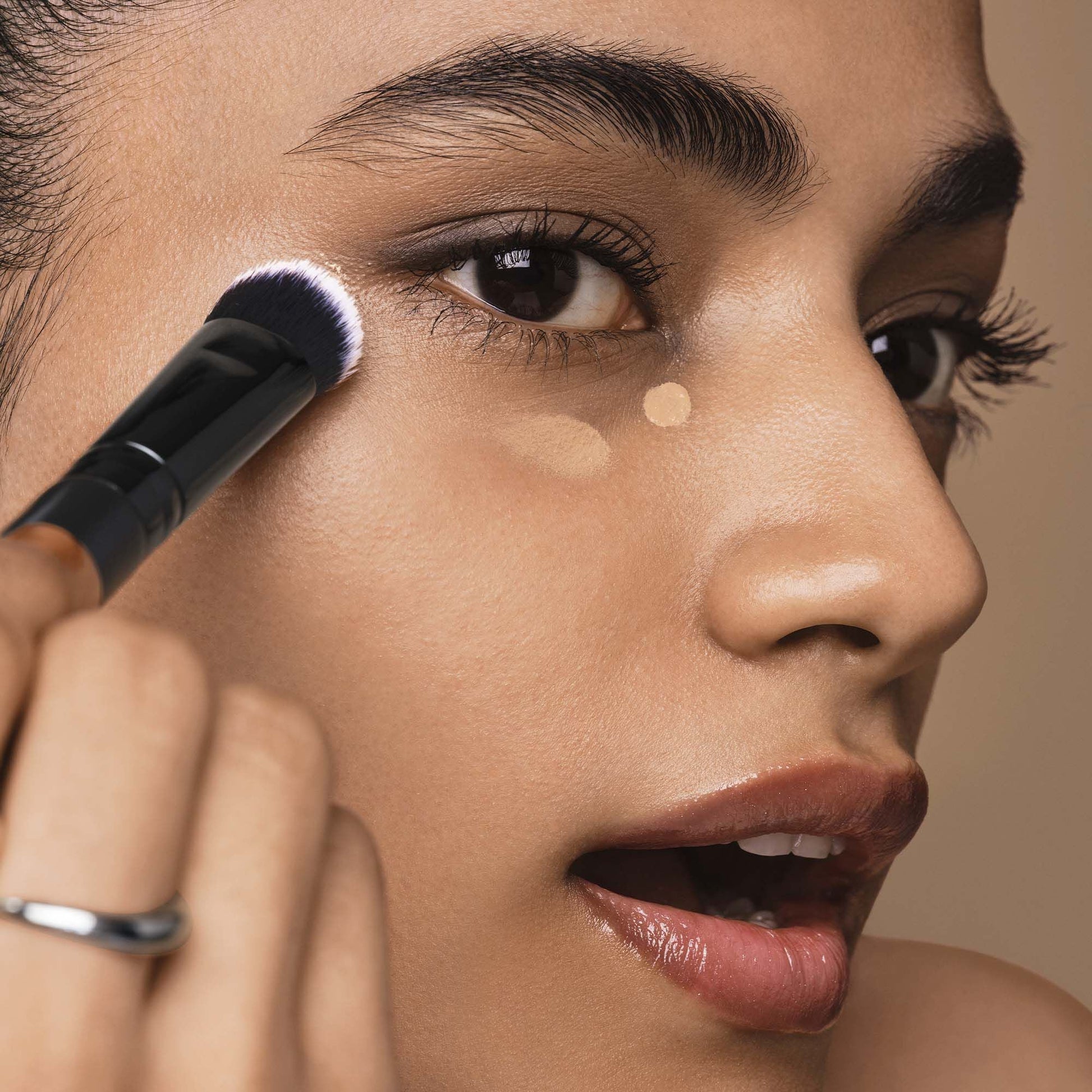 tap-and-blend-concealer-brush-p5 042925_Dipti_SoftGlam_Brushes_App_0044_477_w3QC_IGF.jpg