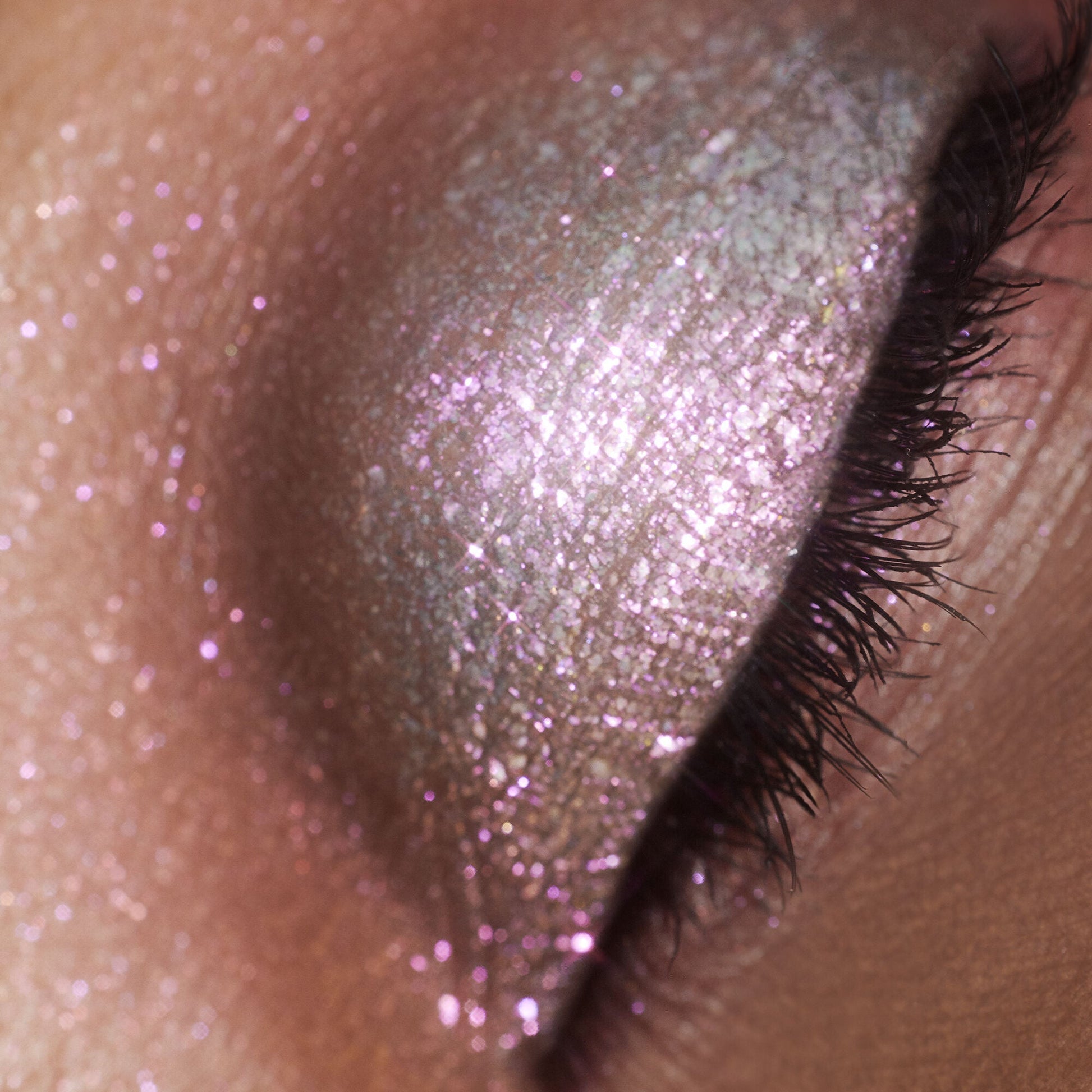 duochrome-liquid-eyeshadow-e2 061223_Chi_SparkPink_0022_FINAL_RGB_IGF.jpg