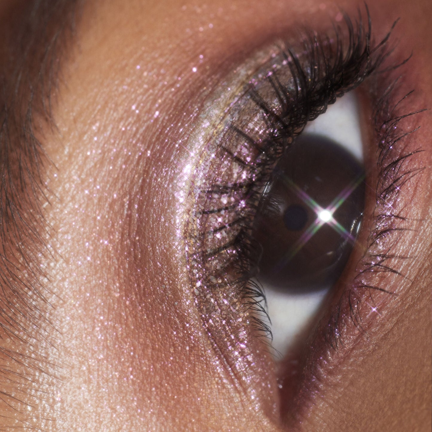 duochrome-liquid-eyeshadow-e2 061223_Chi_SparkPink_0023_FINAL_RGB_IGF.jpg