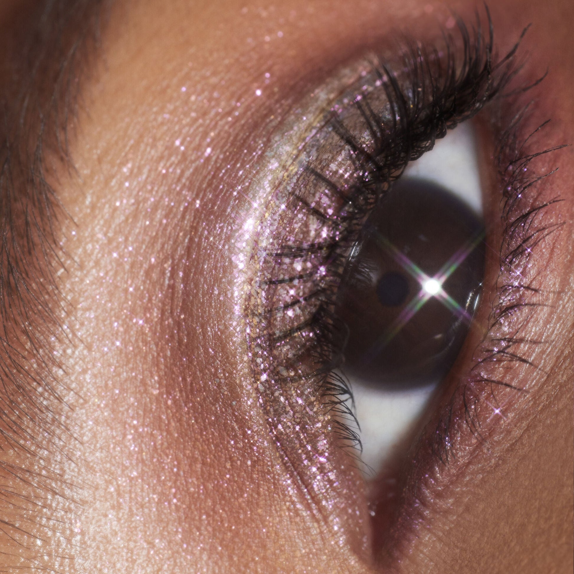 duochrome-liquid-eyeshadow-e2 061223_Chi_SparkPink_0023_FINAL_RGB_IGF.jpg