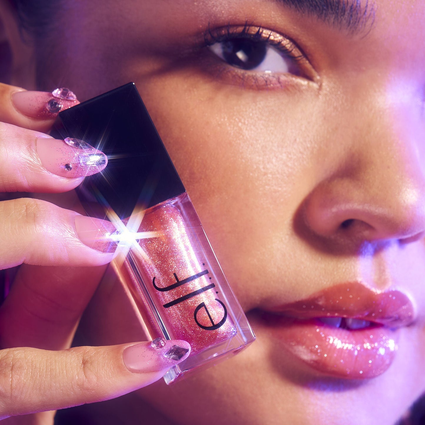 glow-reviver-plumping-lip-oil-d1 072225_Breanna_LipPlump_0391_2000x2000_0613e084-a418-44f9-b40d-c461b7a4b6db.jpg