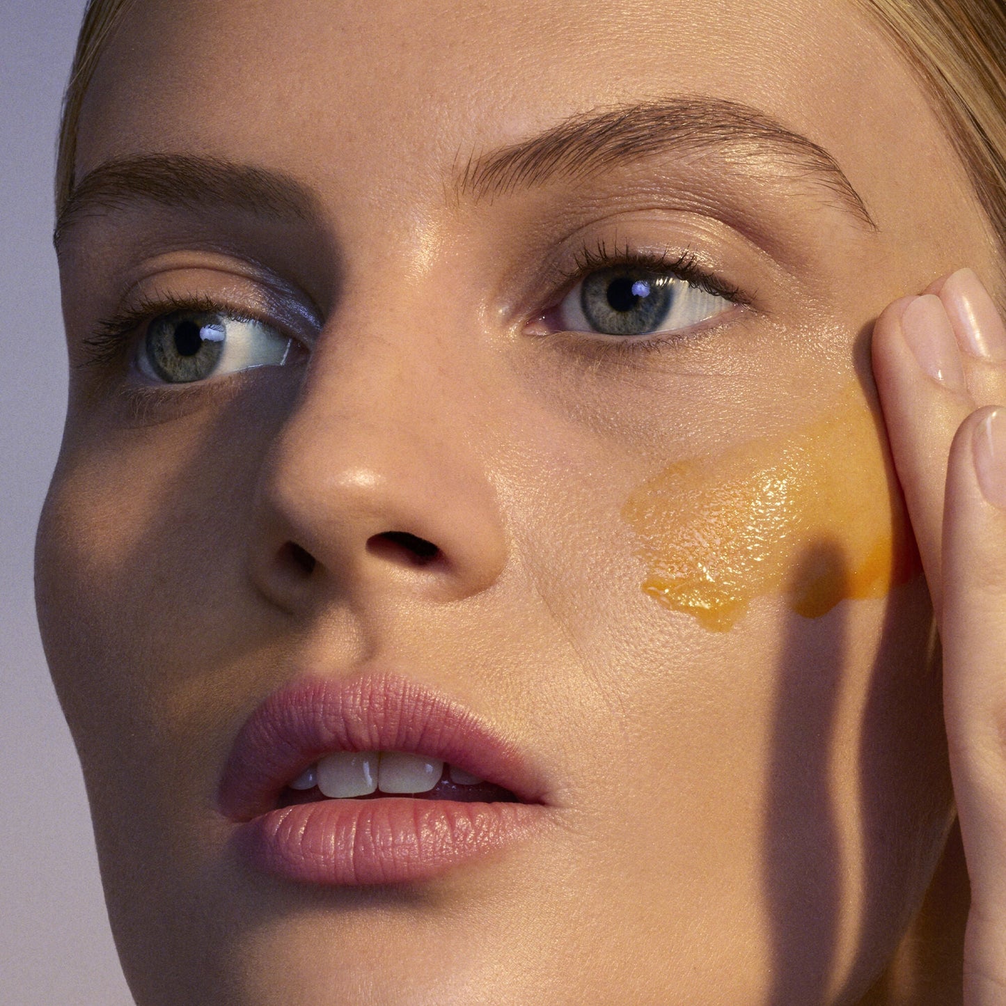 youth-boosting-advanced-night-retinoid-serum-regular-i0 080222_Florence_ANR_0403_IGF_V2.jpg