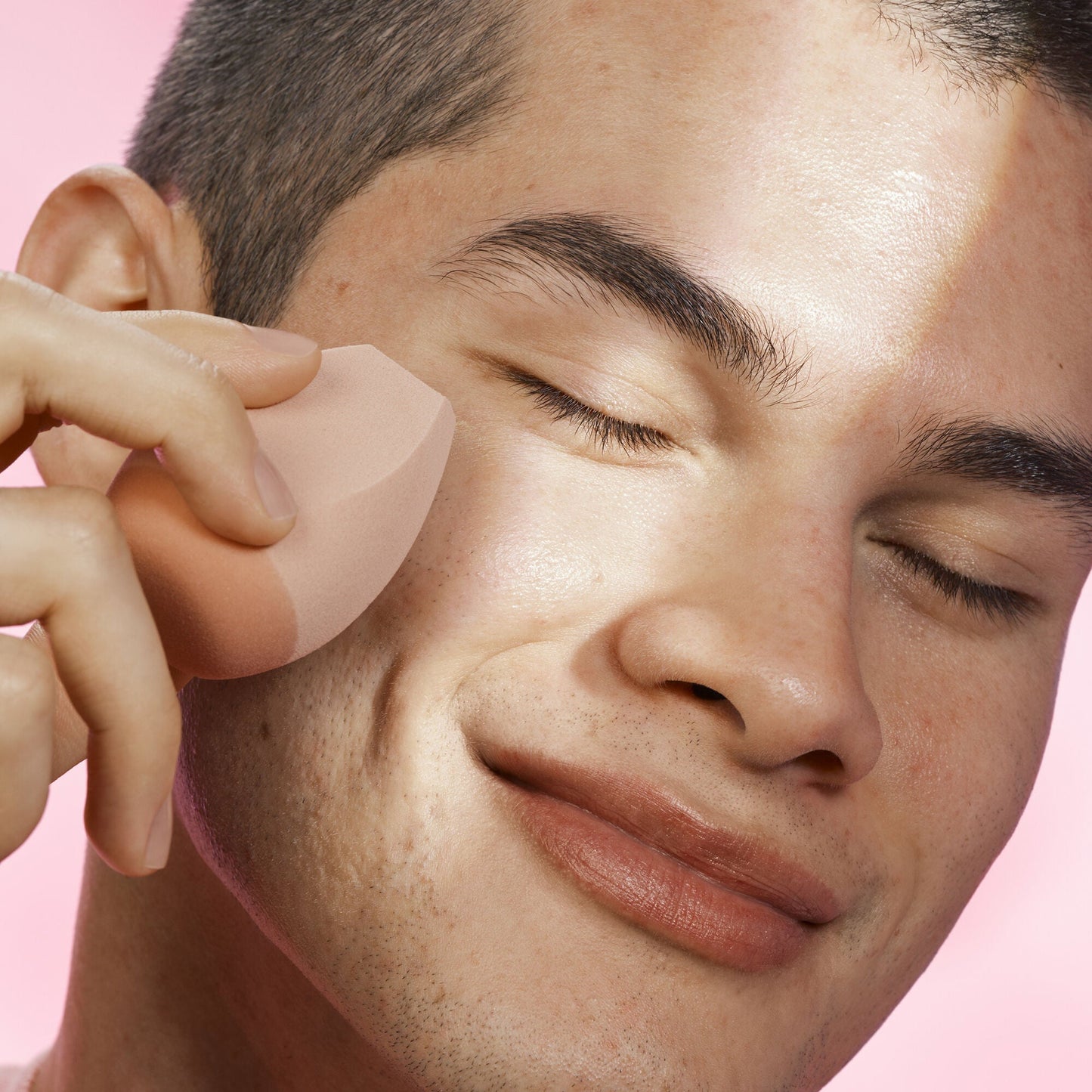 halo-glow-angled-silicone-face-sponge-z1 102124_HGST_Alfredo_Application_0134_v2_RGB_IGF.jpg