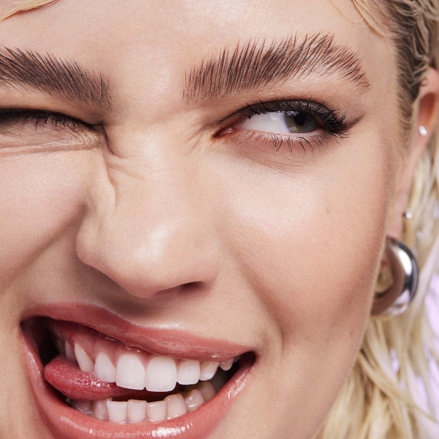 brow-laminating-gel-v9 110923_Genevieve_BrowGel_App-Vibe_6982_RGB_IGF.jpg