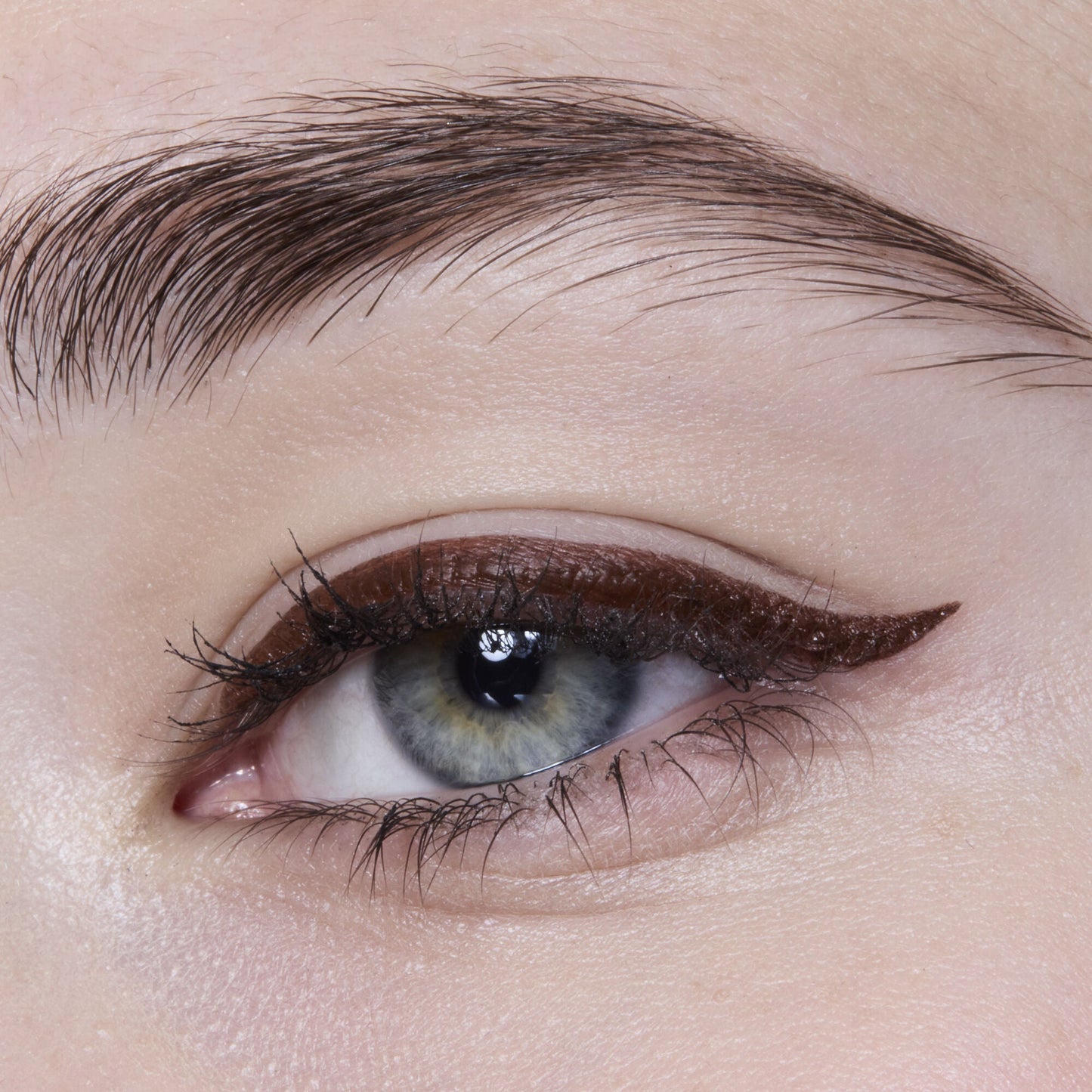 h2o-proof-eyeliner-pen-q9 81606_H20_PROOF_EYELINER_20PEN_CHESTNUT_MOM_BROWN_JORDAN_0029_v3.jpg