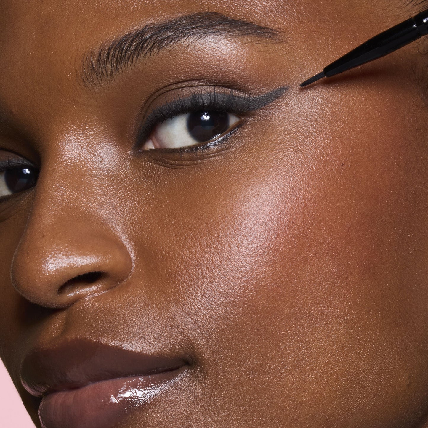 ultra-fine-eyeliner-brush-t3 81915_ULTRA_FINE_EYELINER_BRUSH_TOOL_SHOT_MOM_TSHECA_0120_v2.jpg