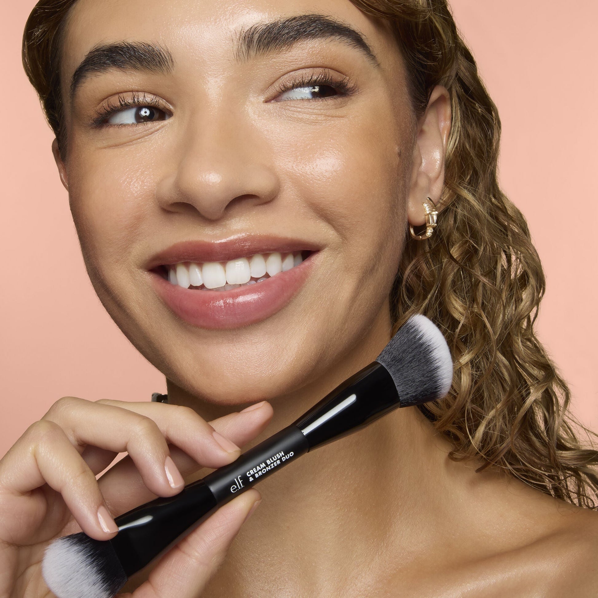 cream-blush-and-bronzer-duo-brush-i7 83857_CREAM_BLUSH_BRONZER_DUO_BRUSH_Q4_Alyssa_0103_V3_7510f340-cab5-4e94-b40f-1ad3f84fd183.jpg