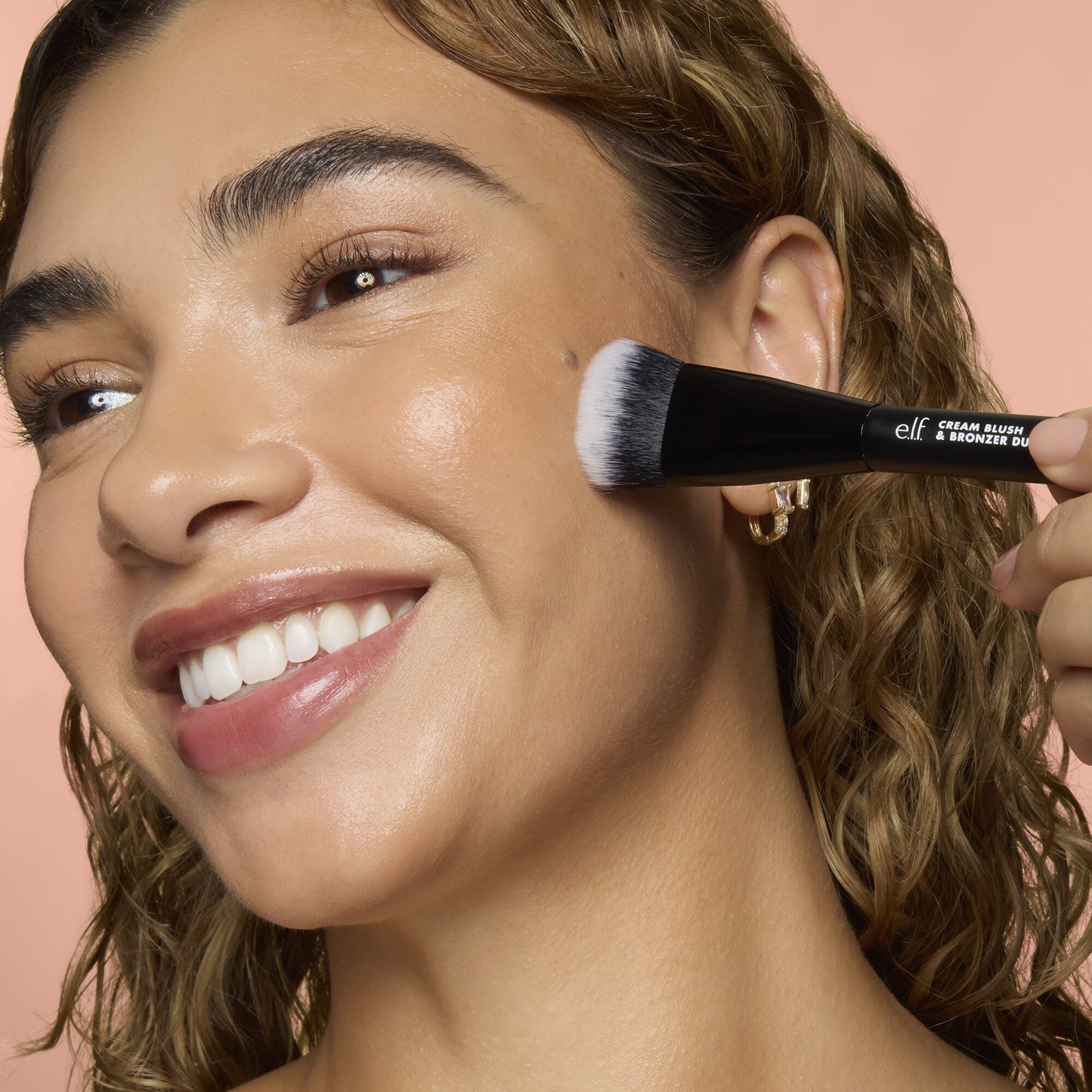 cream-blush-and-bronzer-duo-brush-i7 83857_CREAM_BLUSH_BRONZER_DUO_BRUSH_Q4_Alyssa_0173_V4_388aa08a-f9a4-4160-ae36-d9cdde1f6141.jpg