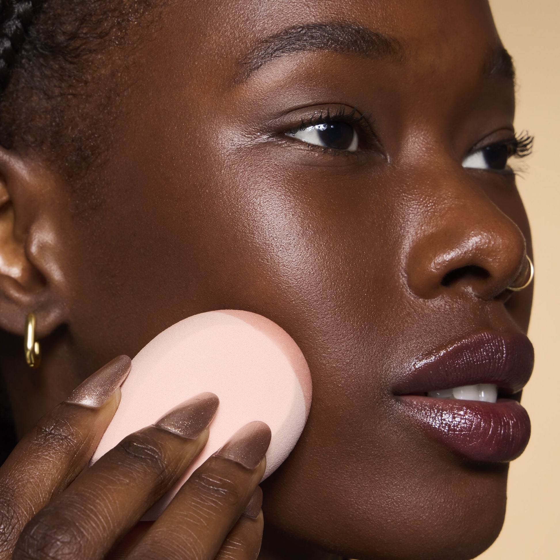 halo-glow-angled-silicone-face-sponge-z1 84235_HALO_GLOW_ANGLED_SILICONE_FACE_SPONGE_BILLIE_0078_V3.jpg