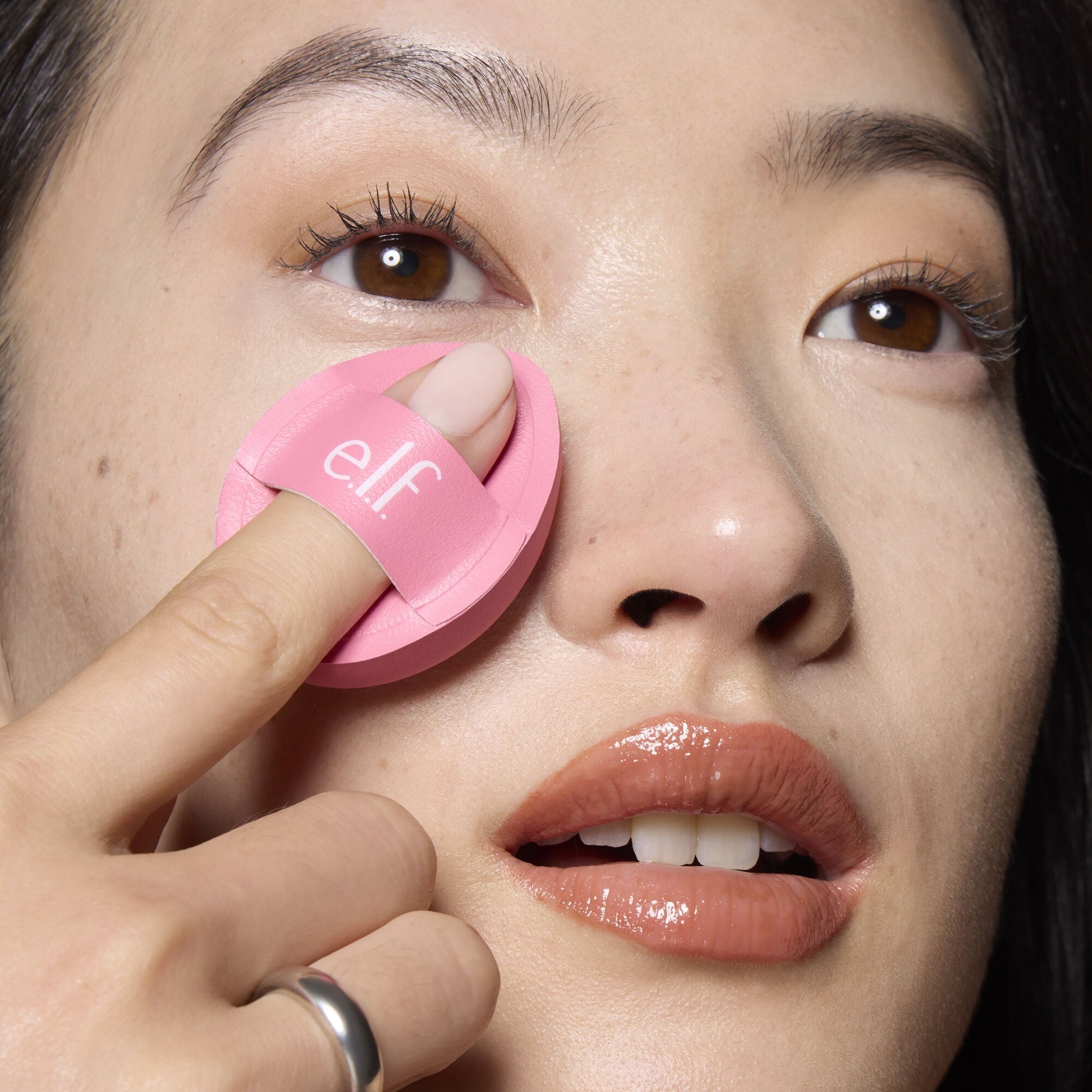 pillow-puff-concealer-sponge-k8 85120_MOM_PILLOW_PUFF_CONCEALER_SPONGE_TOOL_SHOT_SAKURA_V1_0095_V3.jpg
