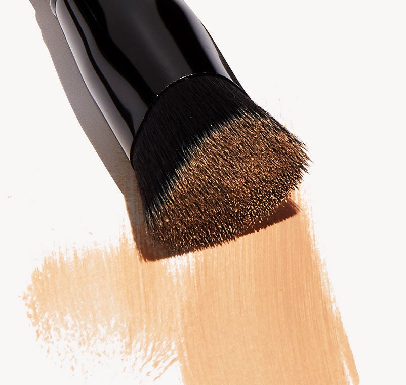 triangular-buffing-foundation-brush-d6 shot.jpg